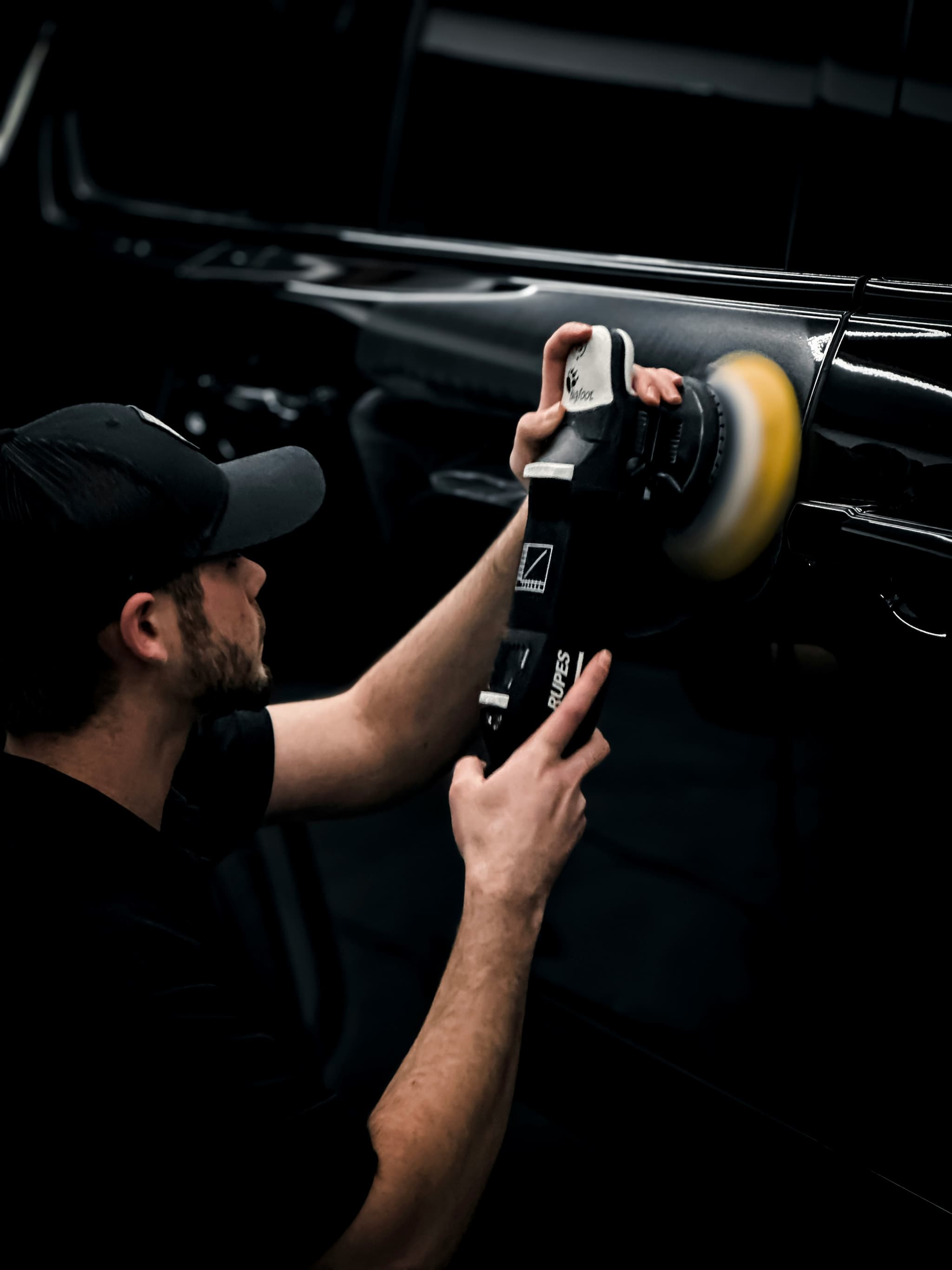 Detailer using a dual-action polisher on black paint